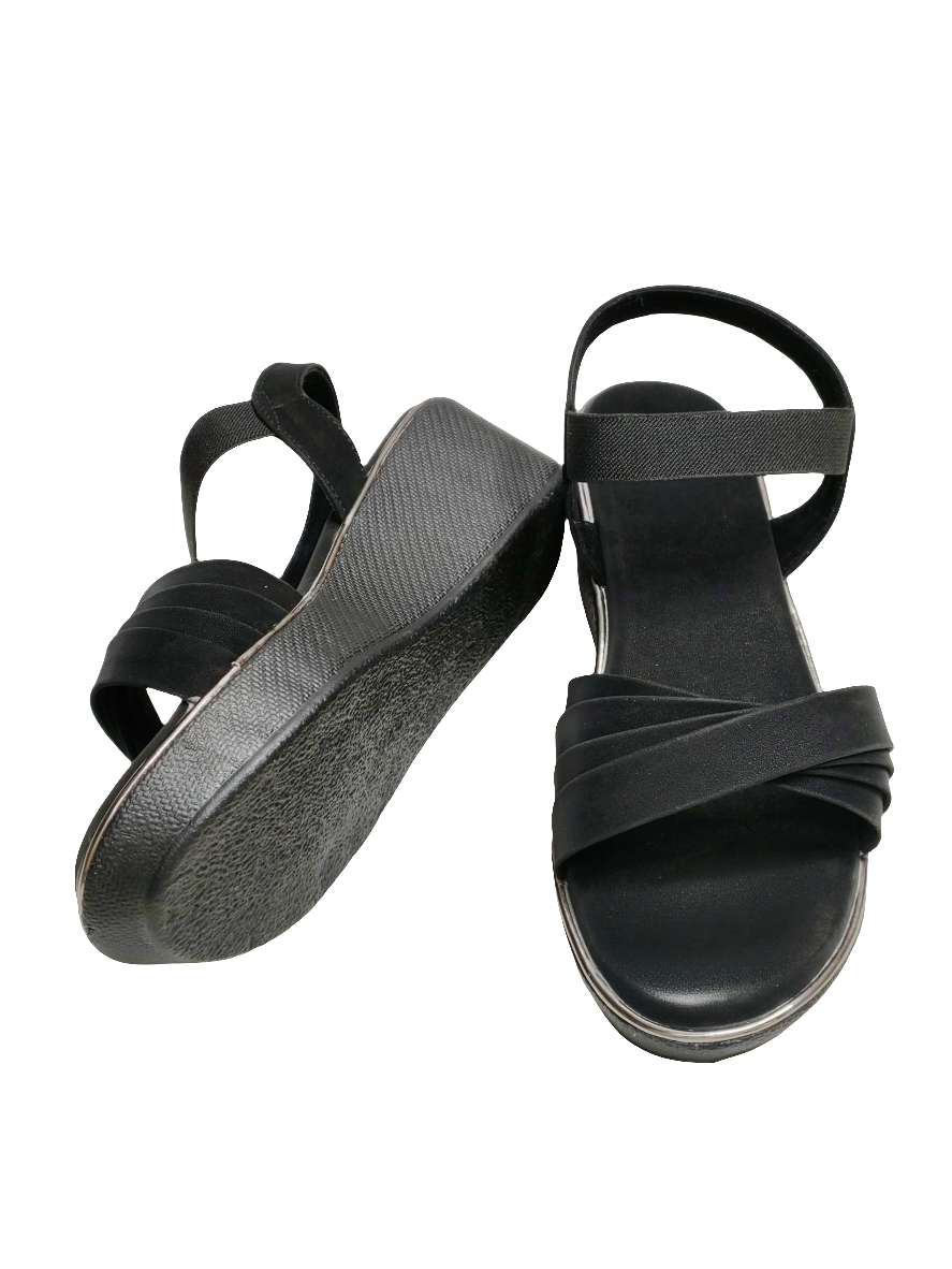 Women Carbon Black Strap Sandals
