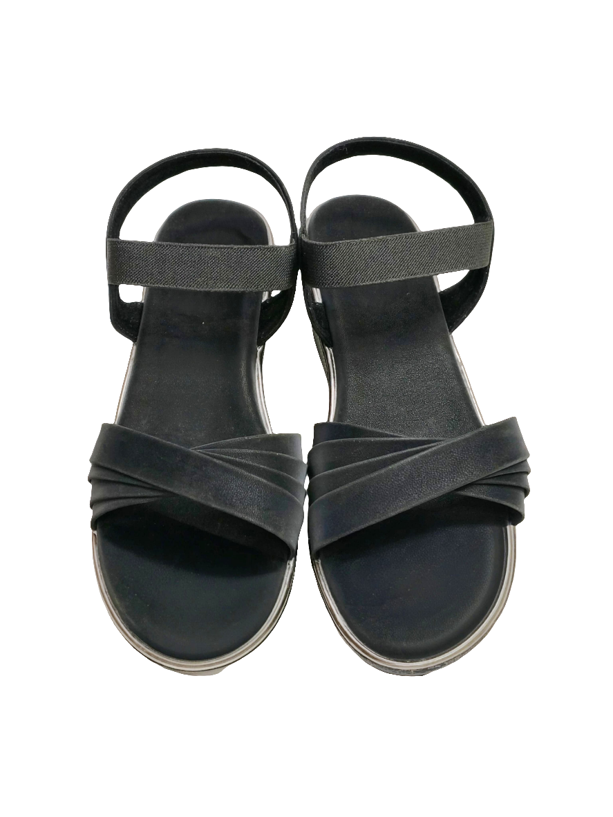 Women Carbon Black Strap Sandals